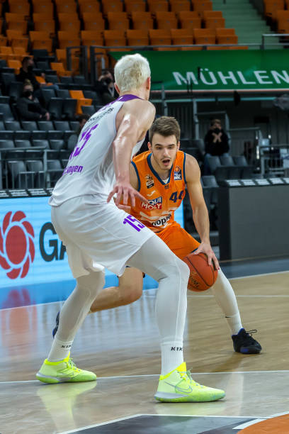 竞争激烈的 竞争激烈的